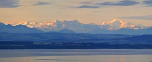 Le lac de Neuchatel avec les Dents du Midi et le Mont Blanc